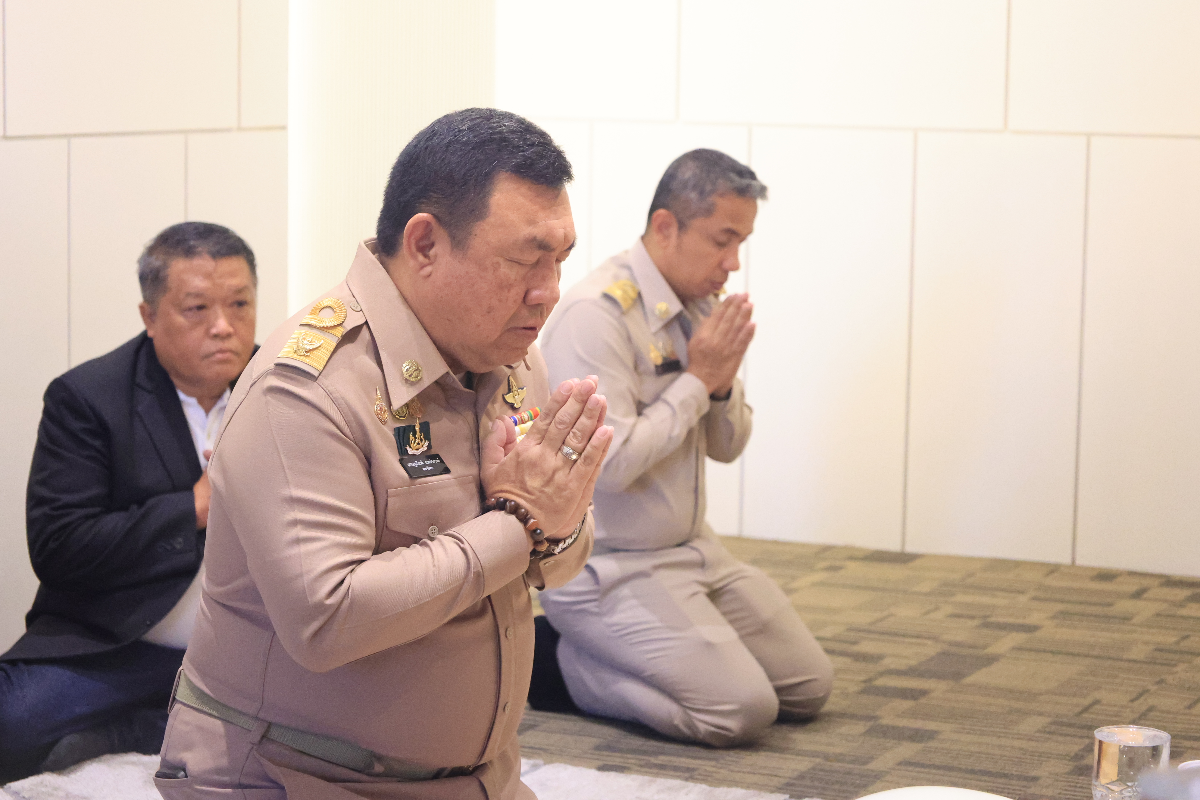 title - เลขาธิการ ส.ป.ก. และผู้เกษียณอายุราชการ สักการะสิ่งศักดิ์สิทธิ์ประจำ กระทรวงเกษตรและสหกรณ์ และ สำนักงานการปฏิรูปที่ดินเพื่อเกษตรกรรม เนื่องในโอกาสเกษียณอายุราชการ